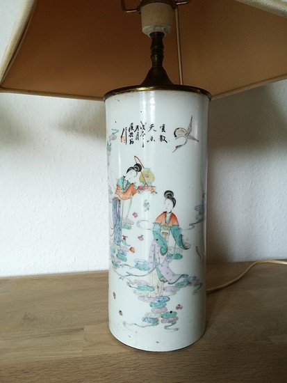 A Chinese porcelain hatstand, decorated in colours with women in a garden. 19th-20th century. H. 28 cm.