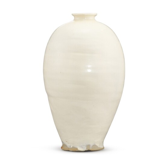 A Cizhou white-glazed vase, meiping, Northern Song - Jin dynasty 北宋至金 磁州白釉梅瓶