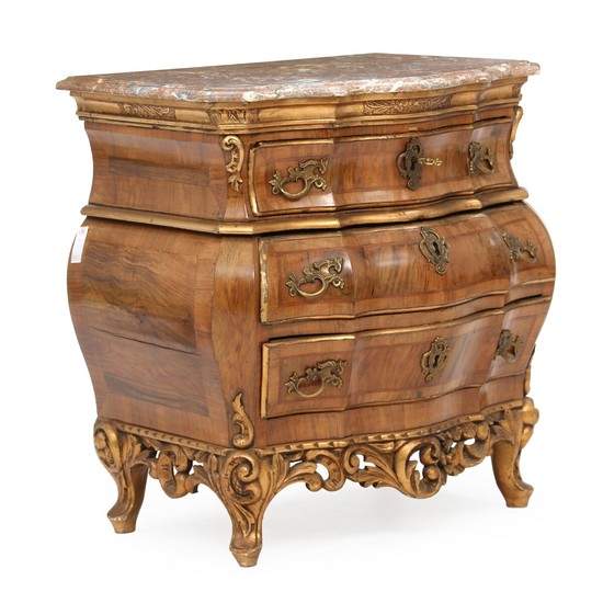 A Danish Rococo style walnut and giltwood commode with marble top. Early 20th century. H. 74 cm. W. 71 cm. D. 50 cm.