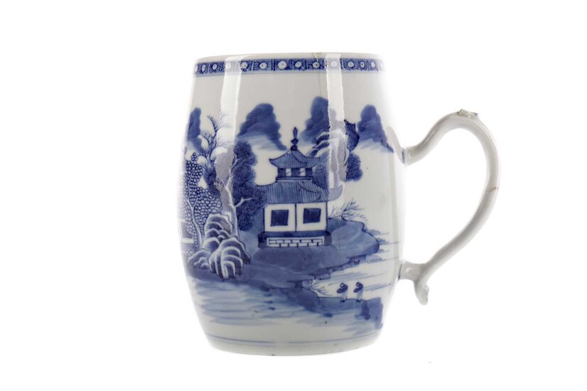 A LATE 19TH CENTURY CHINESE BLUE & WHITE PORCELAIN TANKARD