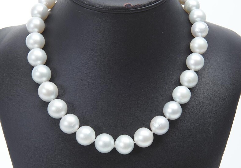A SOUTH SEA PEARL AND DIAMOND NECKLACE COMPRISING THIRTY TWO NEAR ROUND PEALRS MEASURING 13.5MM TO 16MM, TO A PEARL CLASP DETAILED W...