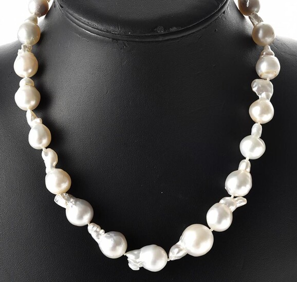 A STRAND OF BAROQUE SOUTH SEA PEARLS TO A BALL CLASP IN STERLING SILVER, TOTAL LENGTH 465MM