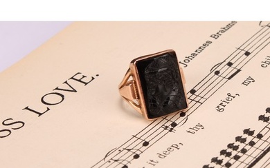A Victorian black onyx glass mourning ring, rectangular came...