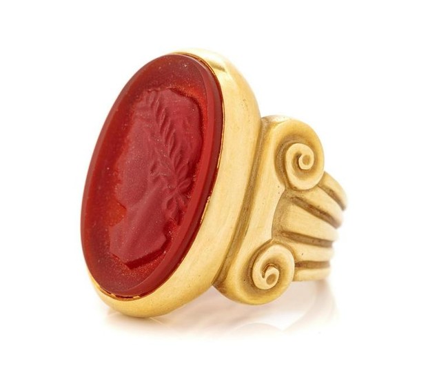 A Yellow Gold and Glass Cameo Ring