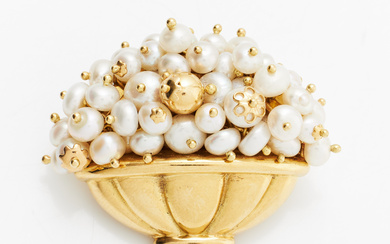 A brooch, 18k gold, in the shape of a good-crowned flower basket and decoration of cultured freshwater pearls, Vicenza/Italy, (1968-).