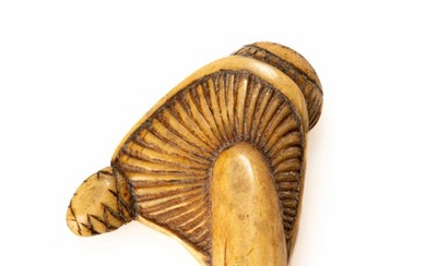 A lovely and unusual stag antler netsuke depicting a mushroom, bamboo and chestnut - Stag Antler - Japan - Meiji period (late 19th century)