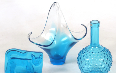 A vase, bowl and sculpture, 3 pieces, glass, Arabia, 20th century.