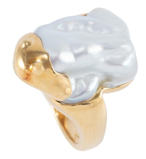 AN 18CT GOLD BAROQUE PEARL RING; stylised frog motif set with a 22 x 16mm baroque cultured pearl of good colour and lustre, size N,...