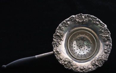 AN ORNATE AMERICAN STERLING SILVER TEA STRAINER, EARLY 20TH CENTURY.