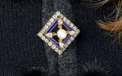 ANNEES 1860 - 1880 BROCHE CARREE EMAIL DIAMANT ET PERLE FINE A natural pearl (not tested), diamond, enamel and 14K yellow gold brooc...