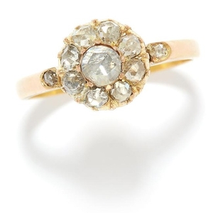 ANTIQUE DIAMOND CLUSTER RING in yellow gold, set with a