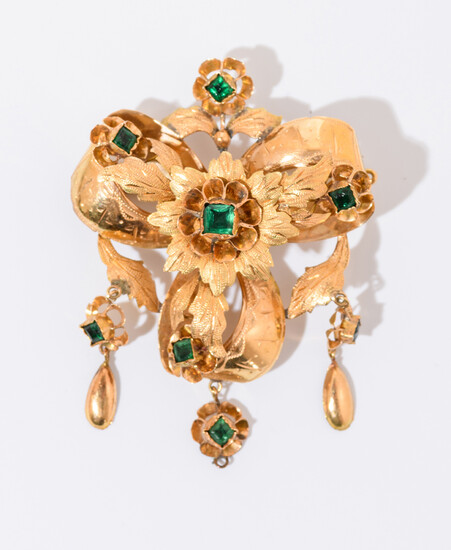 ANTIQUE SOUTH AMERICAN 18K YELLOW GOLD AND EMERALD FLORAL DESIGN...