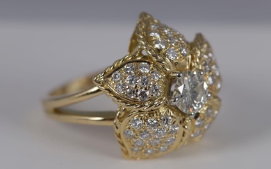 BAGUE DAISY EN OR 18K Diamant central d'environ 2 carats, centré sur des pétales incrustés...