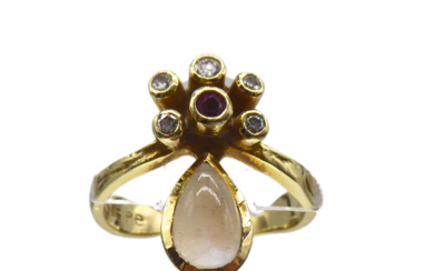 BEAUTIFUL EXCLUSIVE ANTIQUE RING MADE OF 585 GOLD WITH 5 BRILLIANTS, AN INDIAN RUBY AND A MOONSTONE.