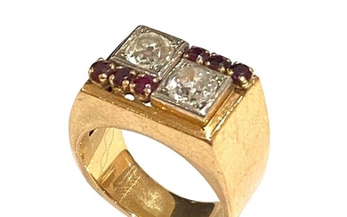 Bague chevalière en or jaune 18K (750/°°), ornée de diamants taille ancienne, épaulés de rubis...