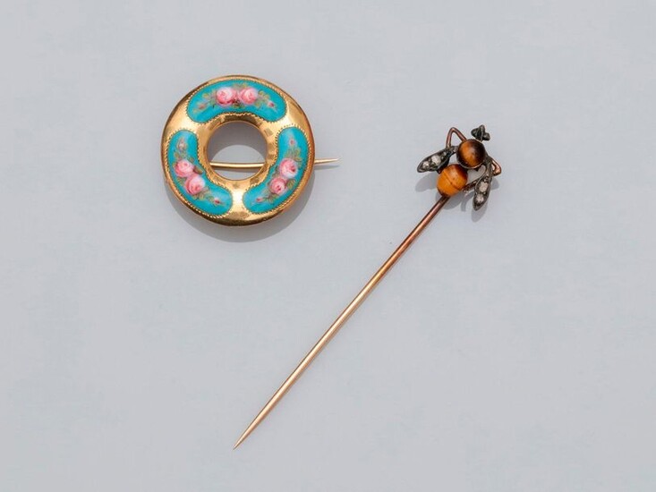 Batch: Yellow gold brooch, 750 MM, applied with polychrome enamel with rose decoration, diameter 20 mm and tie pin crowned with a gold and silver fly, tiger eye body, diamond wings, 10 x 9 mm, 19th c., weight: 2.3gr. gross.