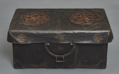 Black lacquered portable trunk - Wood - Black lacquered portable trunk with a black leather cover with Kikyo family crests in goldleaf - Japan - Edo Period (1600-1868)