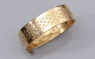 Bracelet rigide ovale à charnière en or jaune 750°/°° (18K) , guilloché de semi d'étoiles....