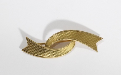 Broche en or (750°°°- poinçon : Aigle) en forme de ruban à fond guilloché Poids...