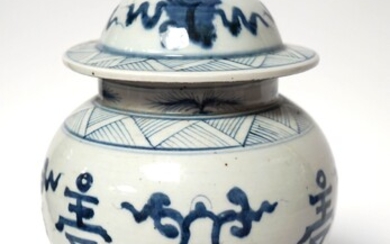 CHINE. VASE balustre couvert en porcelaine de type Bleu et blanc à décor d'idéogramme et...
