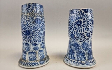 CHINE, ép KANGXI. Paire de vases en porcelaine bleu et blanc à motif de fleurs...