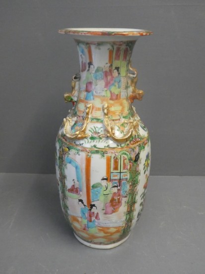 Canton vase with dog of fo handles, decorated with naturalis...