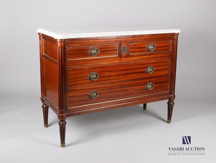 Chest of drawers in mahogany and mahogany veneer, it opens...
