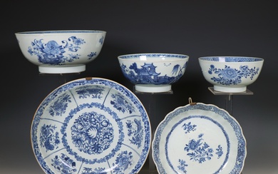 China, a collection of five blue and white porcelain bowls, Qianlong period (1736-1795)