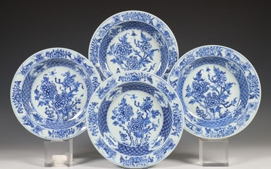China, een set van vier blauw-wit porseleinen diepe borden, Qianlong,...