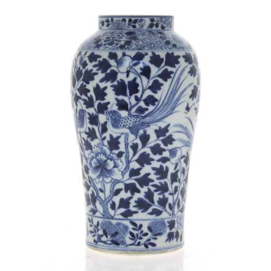 Chinese Qing Dynasty Porcelain Vase, Kangxi Mark.