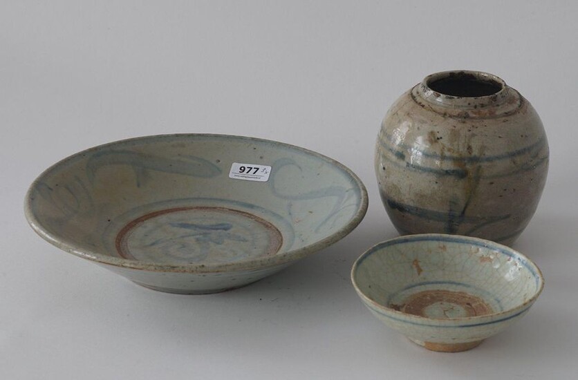 Chinese porcelain vase, 19th century, damaged, h. 12 cm + Chinese porcelain dish, 19th century, diam. 24 cm and Bowl, 19th century, chips, diam. 12 cm (3x)