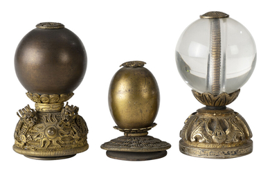 Collection de 3 boutons de chapeau de Mandarin, en métal, Chine, XXe s.: 1 en métal, base ornée de dragons chassant la perle flammée, ha