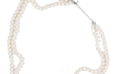 Collier de perles de culture à double rang avec pendentif papillon. Sans certificat.