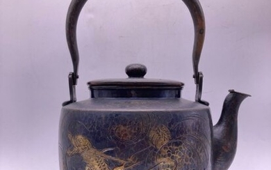 Copper kettle - Copper, and gold - With mark Hōendō 芳燕堂 - Decorated with dragon amidst clouds and Fuji peak - Japan - Early 20th century