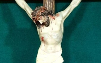 Crucifix, Crucified Christ in polychrome stucco with wooded cross - 62 cm - polychrome stucco - Late 19th century