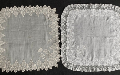 Deux mouchoirs brodés, couronne de marquis, 2nde moitié du XIXe siècle. En fil de main...
