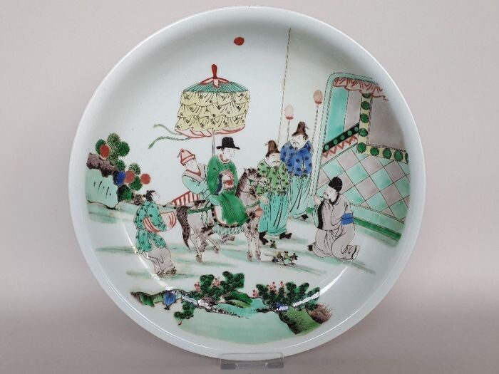Dish (1) - Porcelain - Großer Chinesischer Teller in Famille Verte Farben mit Blütenzweigenkaiserlichen Beamten - China - Late 20th century