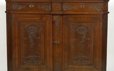 Dresse Louis XV en chêne sculpté à décor de "Rocailles" ouvrant par deux tiroirs en...
