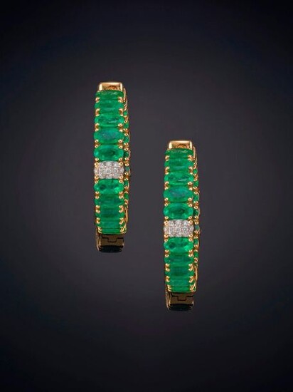 ELEGANT EMERALD CREOLES WITH A DETAIL OF PAVÉ OF BRIGHTNESS, EXTRA QUALITY. Frame in 18k yellow gold. Output: 3.000,00 Euros. (499.158 Ptas.)