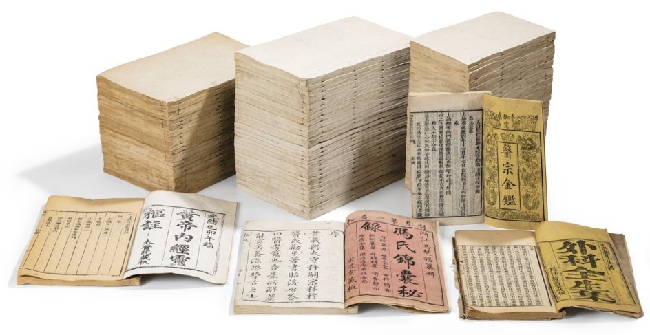 ENSEMBLE DE QUATRE OUVRAGES DÉDIÉS À LA MÉDECINE CHINOISE DYNASTIE QING | 《外科全生集》， 《馮氏錦囊秘錄》，《黃帝內經靈樞註》及《醫宗金鑑》 | A group of four books on Chinese medicine, Qing Dynasty