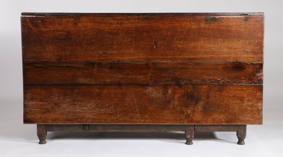 Early 18th Century oak gateleg table, the rectangular drop-leaf top above a frieze drawer to each