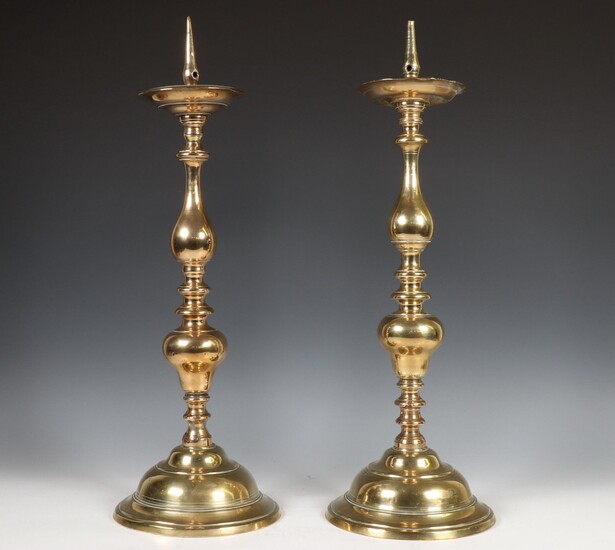 Een paar bronzen éénlichts penkandelaars, 18e eeuw;