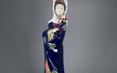 Figurine - Large standing lady with extreme fine details - Marked with 10+ characters! - Porcelain
