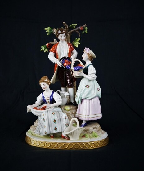 GROUP IN CAPODIMONTE PORCELAIN