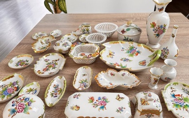Herend - A large collection with Herendi's Queen Victoria pattern (26) - Porcelain
