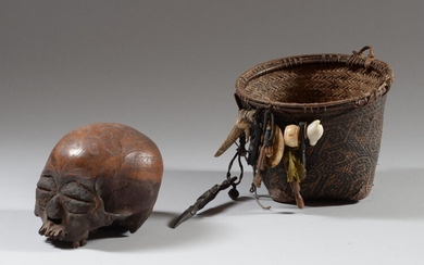 IBAN, Kalimantan ou Sarawak. Crâne trophée gravé et partiellement surmodelé repose sur une étoffe traditionnelle...