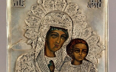 Icona Russa con riza in argento raffigurante Madonna con Bambino, cm 21x17, XIX secolo.