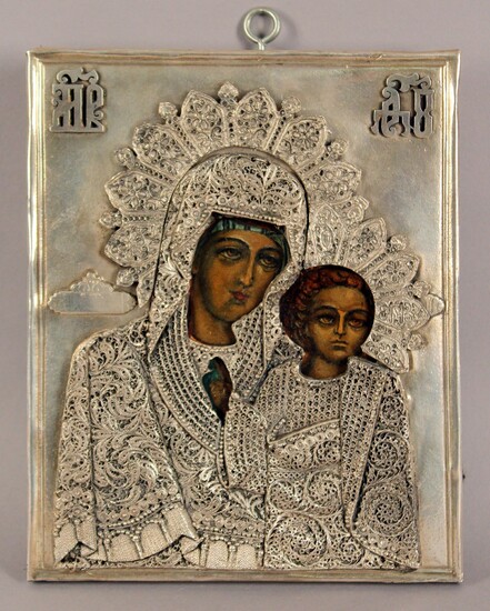 Icona Russa con riza in argento raffigurante Madonna con Bambino, cm 21x17, XIX secolo.