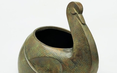 Kabin (Flower vessel) - Bronze - Saegusa Sōtarō 三枝惣太郎 (1911-2006) - Unique bronze bird shape vase (3.5kg) - Japan - Shōwa period (1926-1989)