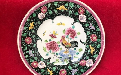 Large Famille rose-noire dish decorated with cockerels and butterflies - Porcelain - China - Yongzheng (1723-1735)
